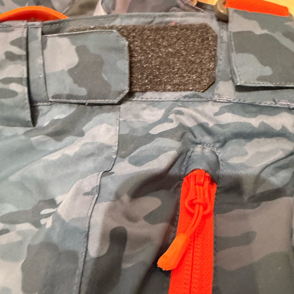 Helly Hansen Ski pants. Size 8. Like New!
Blue/Black camo - Picture 4 of 4